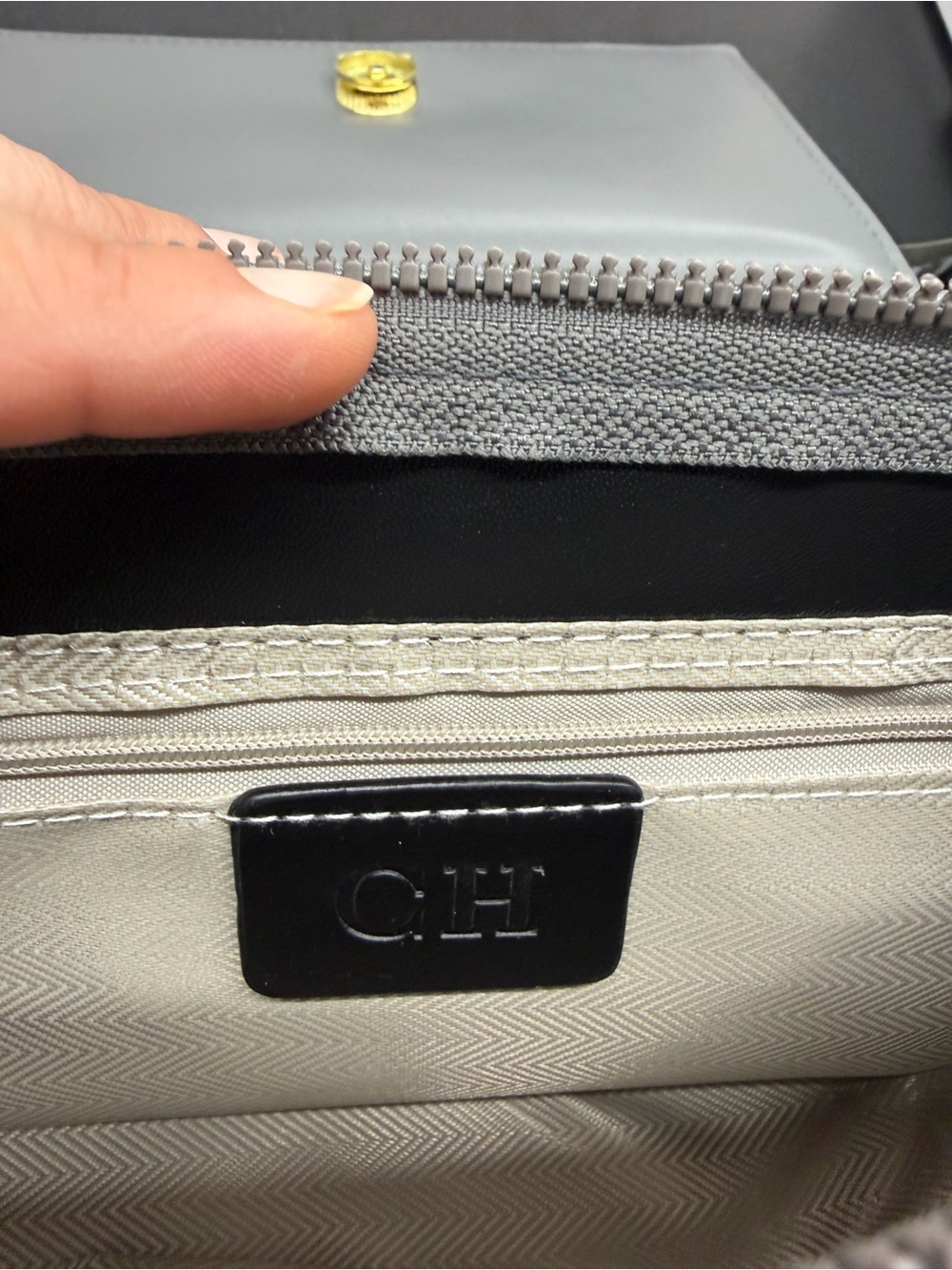 Handbags - Picture 5 of 6